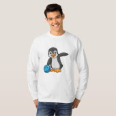 Pinguin im Bowling mit Bowlingball T-Shirt (Vorne ganz)