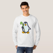 Pinguin im Hockey mit Hockey-Schläger T-Shirt (Vorne ganz)