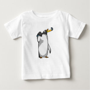 Pinguin im Hockey mit Hockeystick Baby T-shirt
