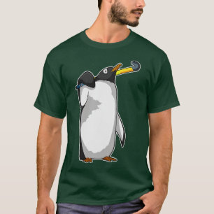 Pinguin im Hockey mit Hockeystick T-Shirt