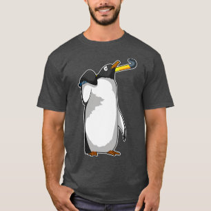 Pinguin im Hockey mit Hockeystick T-Shirt