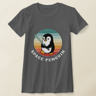 Pinguin im Weltraum mit einem Lichtschwert T-Shirt