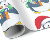 Pinguin in einem Weihnachtshut mit Geschenk Geschenkpapier (Rolleneckpunkt)