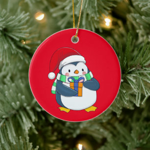 Pinguin in einem Weihnachtshut mit Geschenk Keramik Ornament