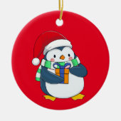 Pinguin in einem Weihnachtshut mit Geschenk Keramik Ornament (Vorne)