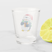 Pinguin in einem Weihnachtshut mit Geschenk Schnapsglas (Rückseite)