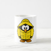 Pinguin in einer Raincoat-Tasse Kaffeetasse (Mittel)