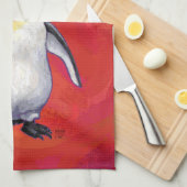 Pinguin in Weihnachtsmannmütze auf Rot Küchentuch (Viertel Falte)