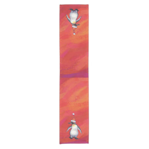 Pinguin in Weihnachtsmannmütze auf Rot Kurzer Tischläufer