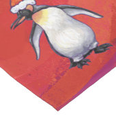 Pinguin in Weihnachtsmannmütze auf Rot Kurzer Tischläufer (Ecke)
