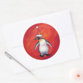 Pinguin in Weihnachtsmannmütze auf Rot Runder Aufkleber (Umschlag)