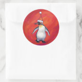 Pinguin in Weihnachtsmannmütze auf Rot Runder Aufkleber (Tasche)
