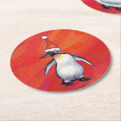 Pinguin in Weihnachtsmannmütze auf Rot Runder Pappuntersetzer (Angewinkelt)