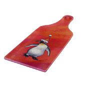Pinguin in Weihnachtsmannmütze auf Rot Schneidebrett (Ecke)