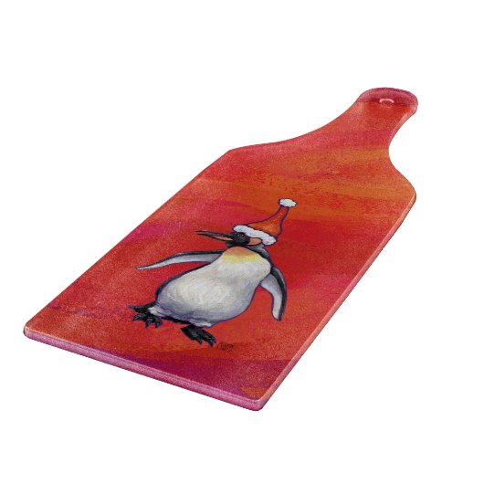 Pinguin in Weihnachtsmannmütze auf Rot Schneidebrett (Ecke)