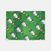 Pinguin in Weihnachtsmannmütze Pattern auf Grün Fleecedecke (Vorderseite (Horizontal))
