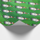 Pinguin in Weihnachtsmannmütze Pattern auf Grün Geschenkpapier (Ecke)