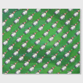 Pinguin in Weihnachtsmannmütze Pattern auf Grün Geschenkpapier (Flach)