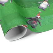 Pinguin in Weihnachtsmannmütze Pattern auf Grün Geschenkpapier (Rolleneckpunkt)