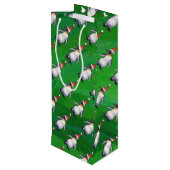 Pinguin in Weihnachtsmannmütze Pattern auf Grün Geschenktüte Für Weinflaschen (Rückseite Schrägansicht)