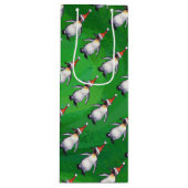 Pinguin in Weihnachtsmannmütze Pattern auf Grün Geschenktüte Für Weinflaschen (Vorderseite)