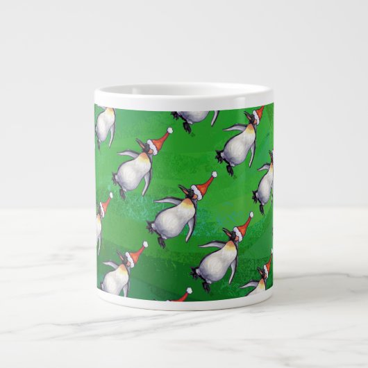 Pinguin in Weihnachtsmannmütze Pattern auf Grün Jumbo-Tasse (Vorderseite)