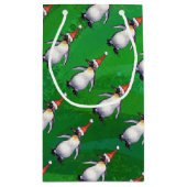 Pinguin in Weihnachtsmannmütze Pattern auf Grün Kleine Geschenktüte (Rückseite)