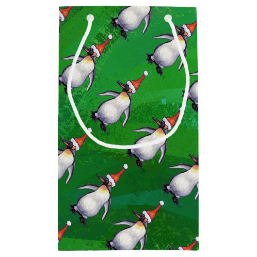 Pinguin in Weihnachtsmannmütze Pattern auf Grün Kleine Geschenktüte (Rückseite)