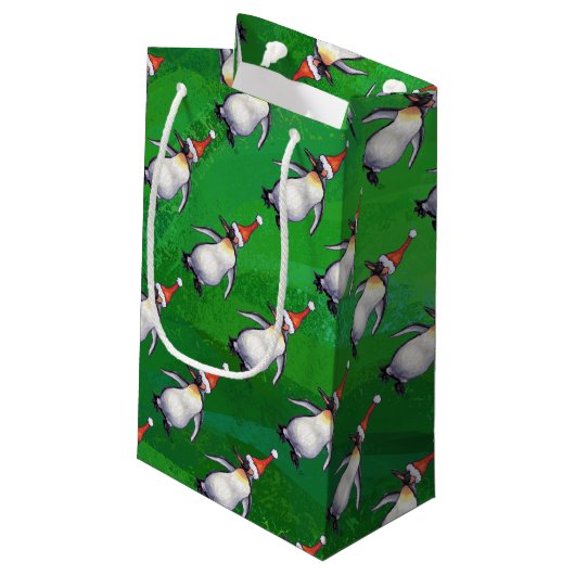 Pinguin in Weihnachtsmannmütze Pattern auf Grün Kleine Geschenktüte (Rückseite Schrägansicht)