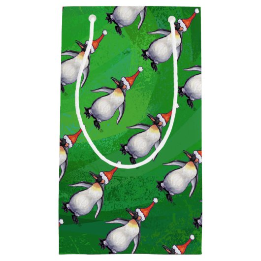 Pinguin in Weihnachtsmannmütze Pattern auf Grün Kleine Geschenktüte (Vorderseite)