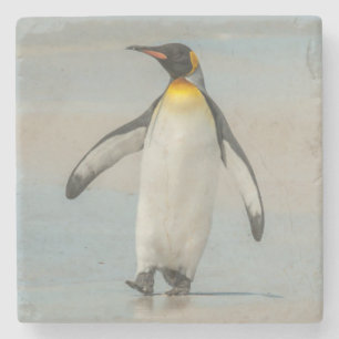 Pinguin läuft am Strand entlang Steinuntersetzer
