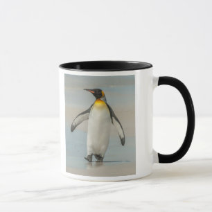 Pinguin läuft am Strand entlang Tasse