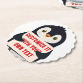 Pinguin-Maskottchen hält ein Schild für benutzerde Untersetzer (angewinkelt)