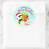 Pinguin mit den Weihnachtsaufklebern von Present Runder Aufkleber (Tasche)