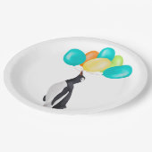 Pinguin mit farbenfrohen Balloons Pappteller (Schrägansicht)
