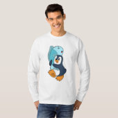 Pinguin mit Fisch T-Shirt (Vorne ganz)