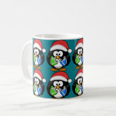 Pinguin mit Geschenken Kaffeetasse (Vorderseite Links)