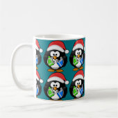 Pinguin mit Geschenken Kaffeetasse (Links)