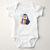 Pinguin mit Kaffee-Cup Baby Strampler (Vorderseite)