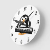 Pinguin mit Klavier Runde Wanduhr (Winkel)