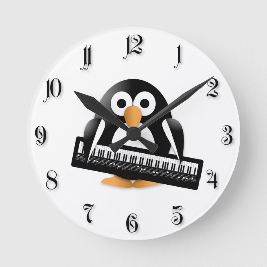 Pinguin mit Klavier Runde Wanduhr (Vorderseite)