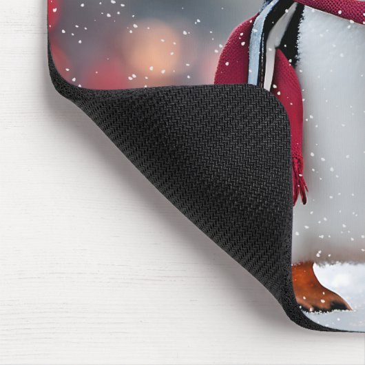 Pinguin mit rotem Scarin in Schneeflocken Mousepad (Ecke)