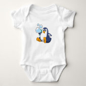 Pinguin mit Seifenblasen.PNG Baby Strampler (Vorderseite)