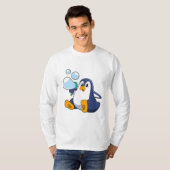 Pinguin mit Seifenblasen.PNG T-Shirt (Vorne ganz)