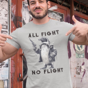 Pinguin mit Waffe, der immer kämpft und nie flieht T-Shirt