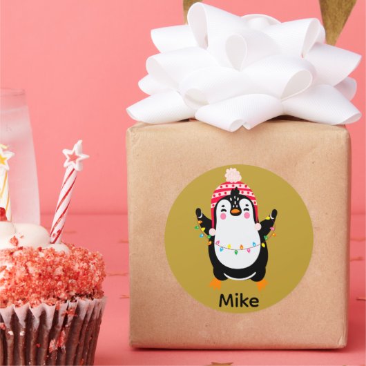 Pinguin mit Weihnachtsbeleuchtung Runder Aufkleber (Party)