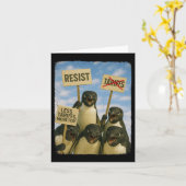 Pinguin Protest gegen Tarrifs März Aktivismus Spaß Karte (Gelbe Blume)