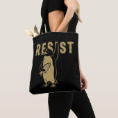Pinguin Resist Pinguine protestieren gegen Zölle Tasche (Von Nahem)