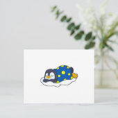 Pinguin schläft mit Decke Postkarte (Stehend Vorderseite)