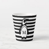 Pinguin Schwarz-Weiß-Streifen-Monogramm Milchtasse (Vorderseite)